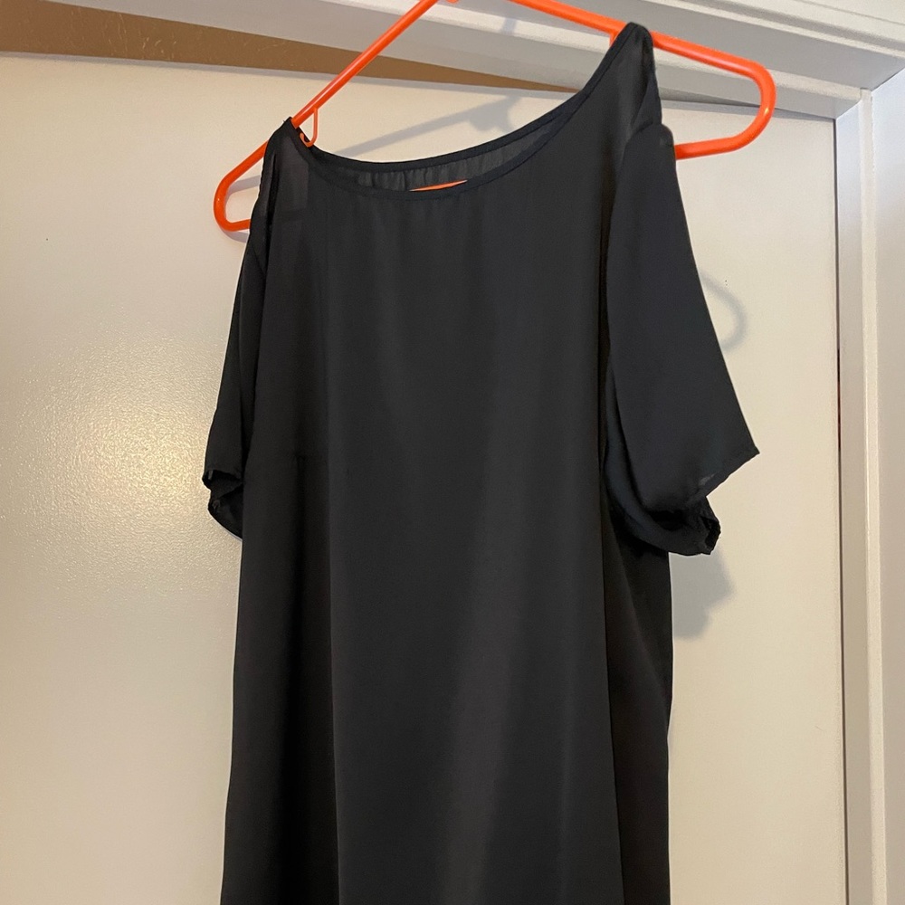 BB Dakota - open shoulder shirt